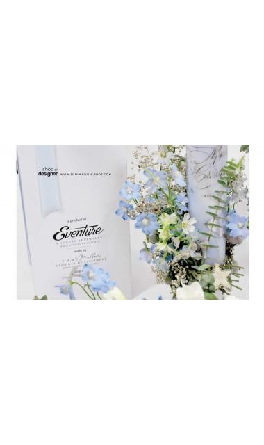 Lumanare botez scurta cu flori naturale delphinium si folie argintie personalizata 12